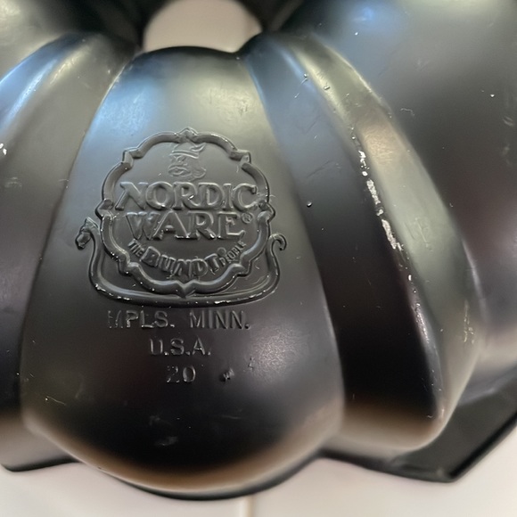 Nordic Ware Bundt Fluted Tube Pan 10 inch vintage - Picture 3 of 9